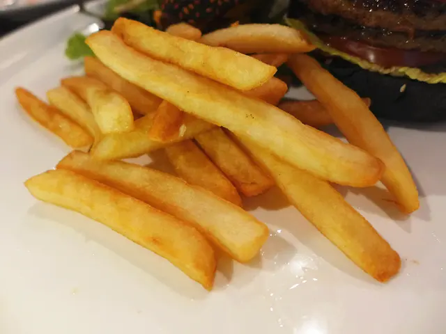 美國安格斯牛肉芝士煙肉煎蛋漢堡伴薯條