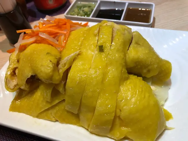 雞件厚肉嫩滑，雞皮爽口而不膩，
再蘸上旁邊的醬汁：辣醬、甜豉油和薑蓉一起吃，更添惹味！👍🏻