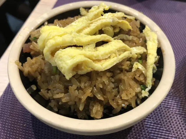 用砵仔上嘅糯米飯,好古色古香,
糯米飯炒得煙韌入味,
加上鹹香嘅臘腸、臘肉、蝦米、冬菇等,
面頭再加埋雞蛋,
足料得黎,口感又多層次,
冬天凍冰冰最適合食糯米飯暖身架啦!😎
