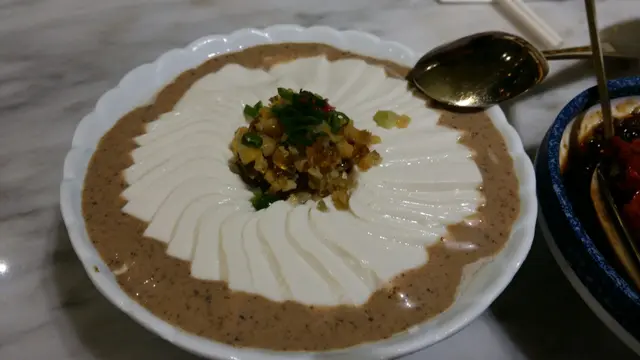 皮蛋唔多，豆腐真係好滑，連唔太中意食豆腐既我都忍唔住係甘食，建議點埋流口水雞既醬食，味道唔錯。
