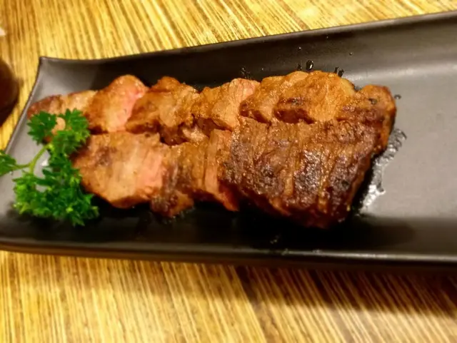 不算厚的牛排，比想像中細份，但都燒得剛剛好，配埋梅粉同香辣粉又幾好味，餸酒啱晒!