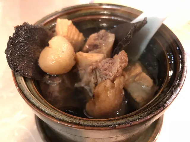 原盅燉姬松茸淮山燉甘荀黑毛豚肉湯