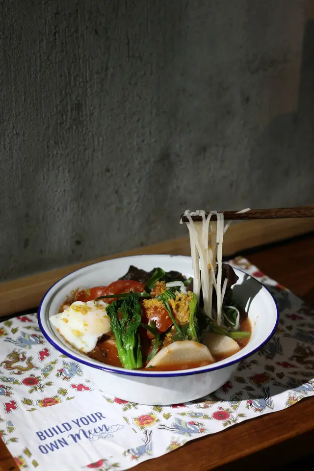 金邊粉, 溫泉蛋, 魚蛋, 豬肉丸, 祕製日式叉燒, 菜心, 蘿蔔, 豆卜, 木耳