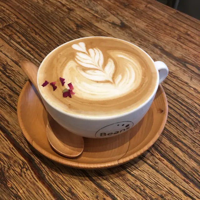 很香的玫瑰味，而且甜到剛好，拉花也很漂亮