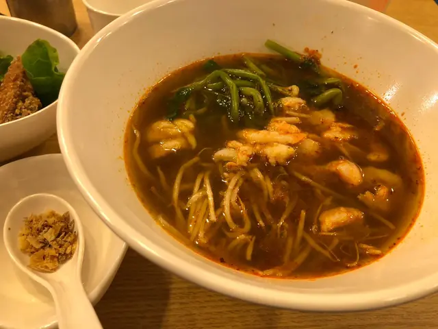 湯底勁濃郁, 麵既份量很多, 可惜相對餸料太少...蝦大隻DD多DD就更好!