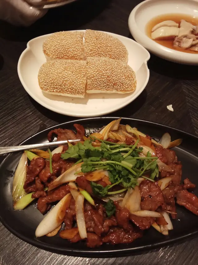 葱爆牛肉配叉子燒餅