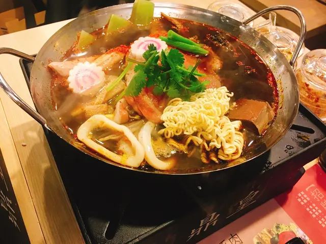 配料：肥牛、鮮魷、鴨血、牛柏葉、豬大腸、米血糕、萵筍、娃娃、金菇、芽菜、公仔麵