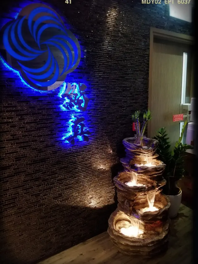 螢光藍招牌配風水池