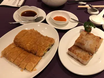 Vegetarian  roll  and  turnip  cake