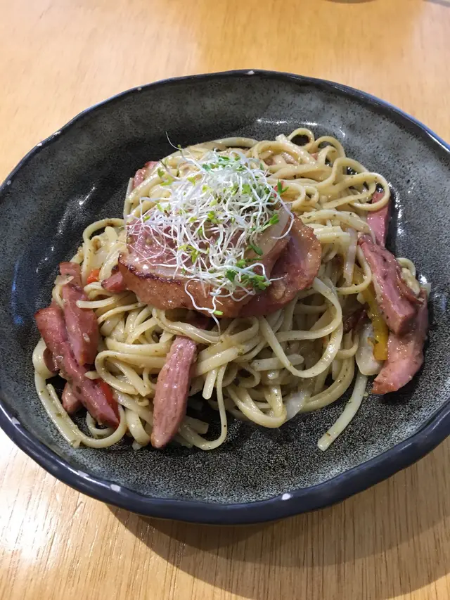青醬稱不上香,但勝在唔會過咸。鴨胸肉份量適中,但大小不一同偏油,但夾埋意粉就剛好