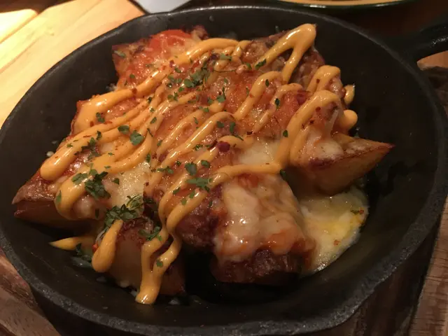 自家製薯角配芝士，香辣蛋黃醬