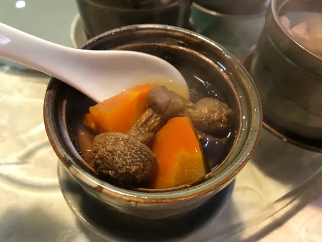 厚盅燉姬松茸淮山燉甘筍黑毛豚肉湯