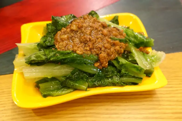 以台式肉燥汁配上油麥菜