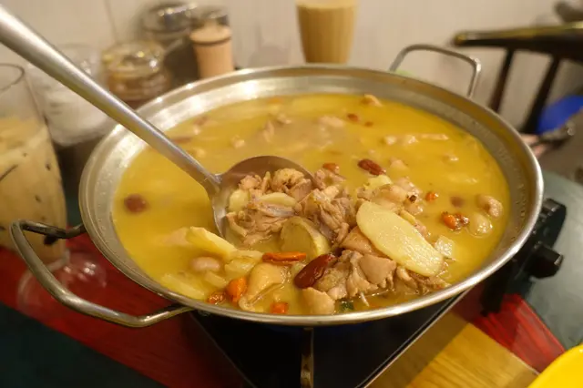 配料包括：紅棗、薑、杞子…滋補暖胃！