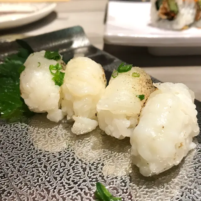 左口魚群邊壽司