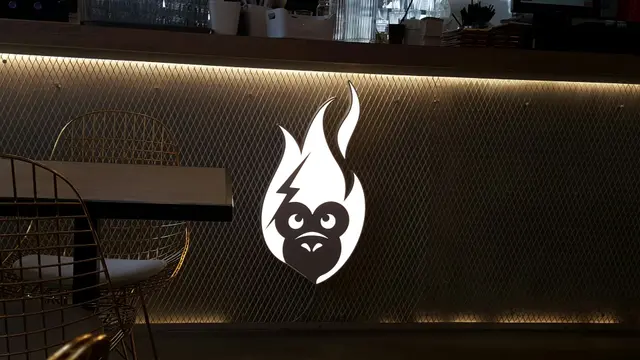 吧枱前的燃燒logo