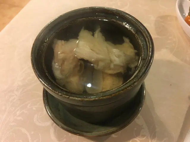 原盅燉姬松茸淮山燉甘筍黑毛豚肉湯