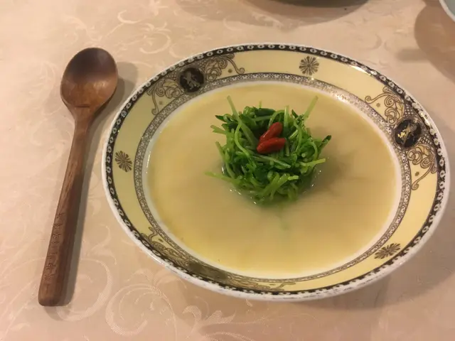 魚湯浸碧綠溫室菜苗