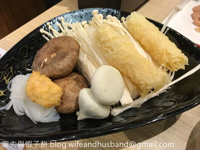 金菇、芋絲和魚蛋等