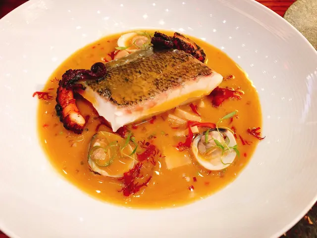 有少量海鮮嘅特製秘魯醬汁配上海鱸魚，亮點在醤汁
