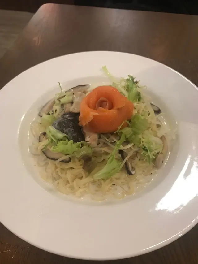 三文魚份量不是太多，但天使麵口感很好