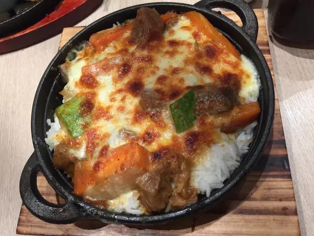 咖喱牛肉温泉蛋芝士鐵板焗飯