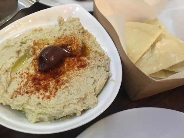 Hummus pita 鷹咀豆泥配彼得包