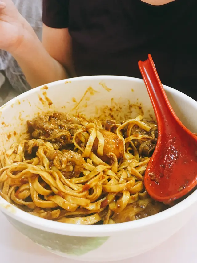 撈完後每條面都掛滿辣汁!!!