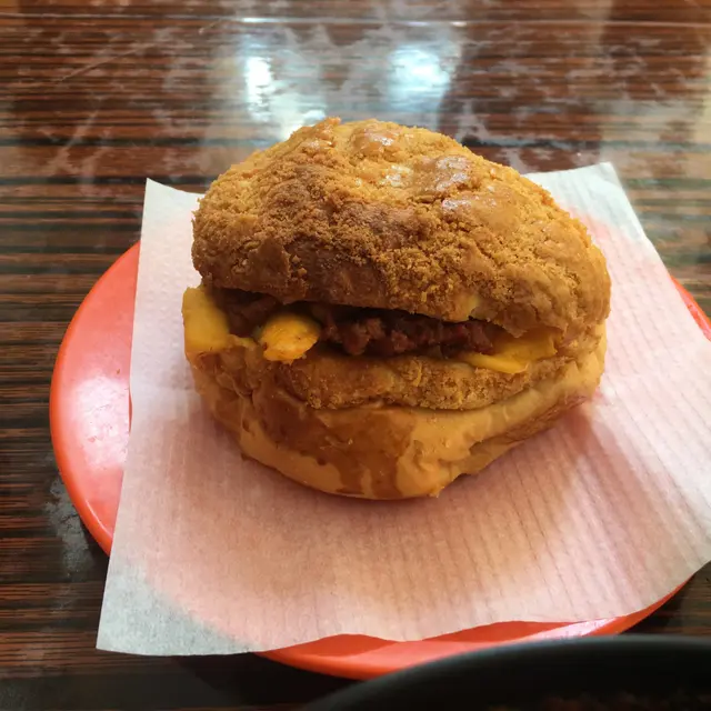 菠蘿包夾芝士咸牛肉包