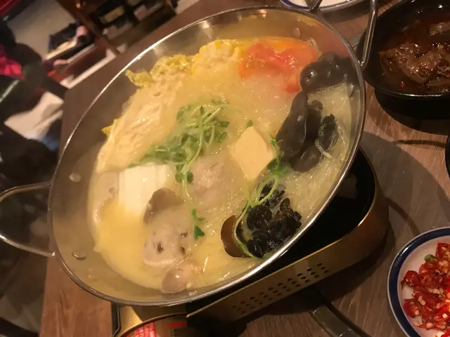 台式足料老火養生燉雞鍋+金菇+台灣貢丸+台灣蜂巢豆腐+龍口粉絲