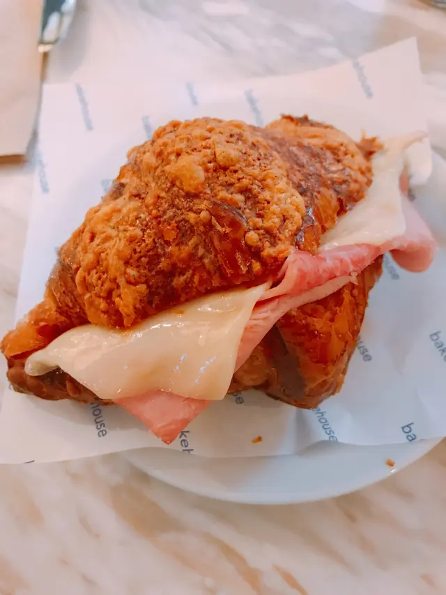 Ham  and  cheese  crossiant