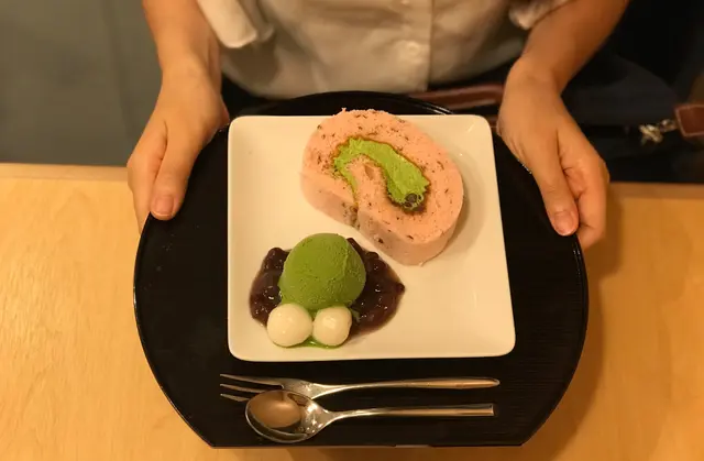 櫻花。抹茶卷蛋甜品