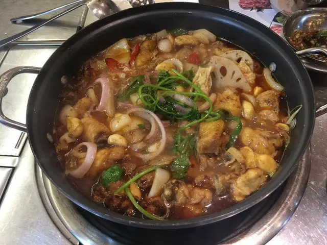 唔辣唔麻無肉只得骨頸及咸的雞煲