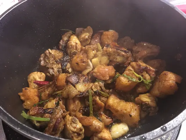 招牌麻辣雞煲 - 小辣