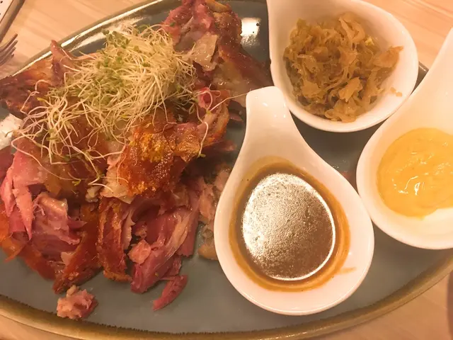 脆皮鹹豬手配酸菜