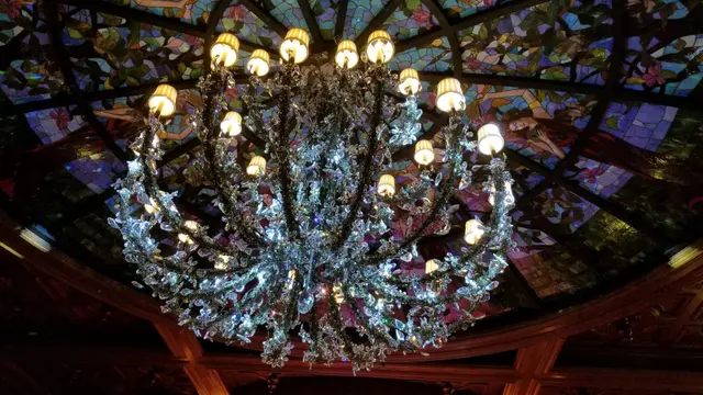 好靚既Swarovski 吊燈同彩色玻璃天花