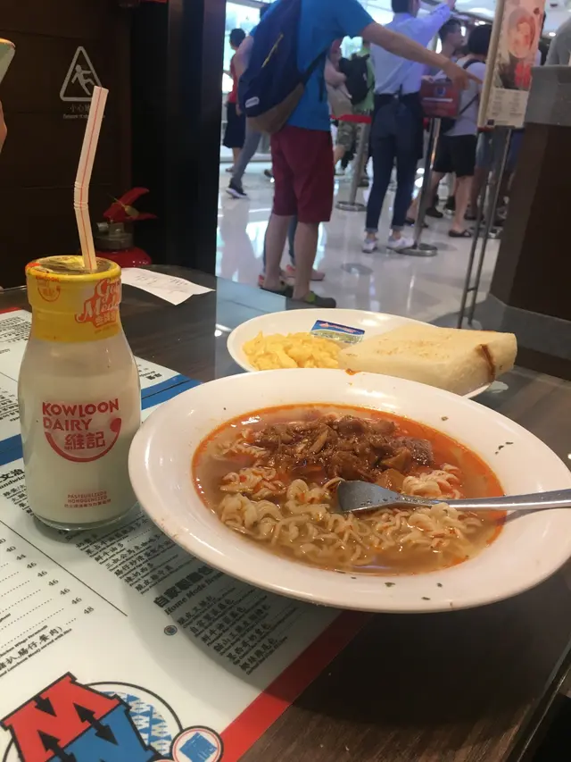 五香肉丁公仔麵拼炒蛋牛油厚多士