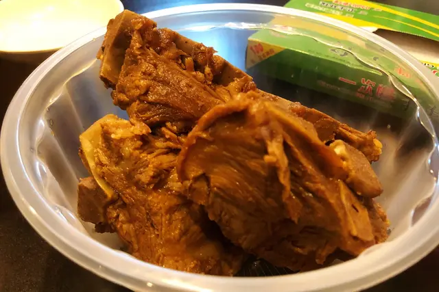 這碟菜,老闆一般會預備好長時間,晚上大約六點鐘之後先有得買,而且好快就賣晒,有時候專登過嚟都食唔到😢⋯⋯