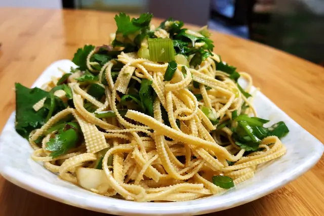 非常抵食，豆腐皮健康，涼涼地而且非常有口感，可以代替飯或者麵做主食，非常啱晒夏天嘅時候食。 