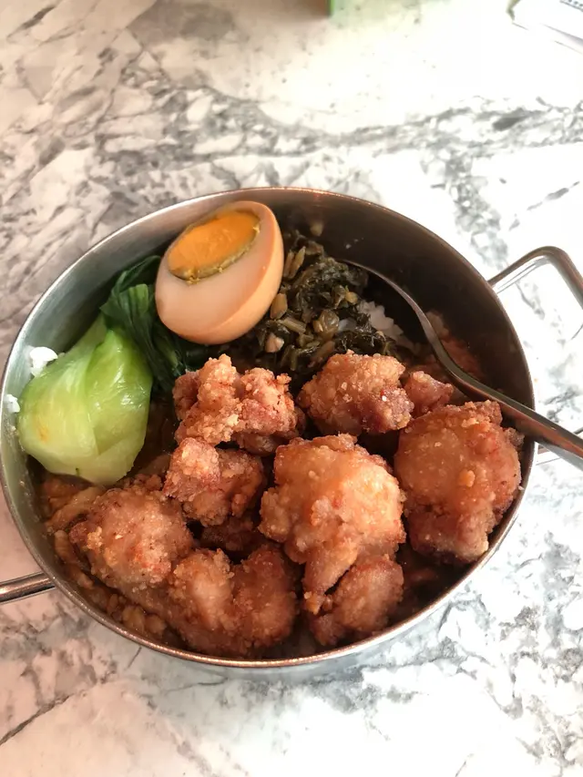 啲肉燥明顯見到有唔少肥肉，撈飯食都好鹹