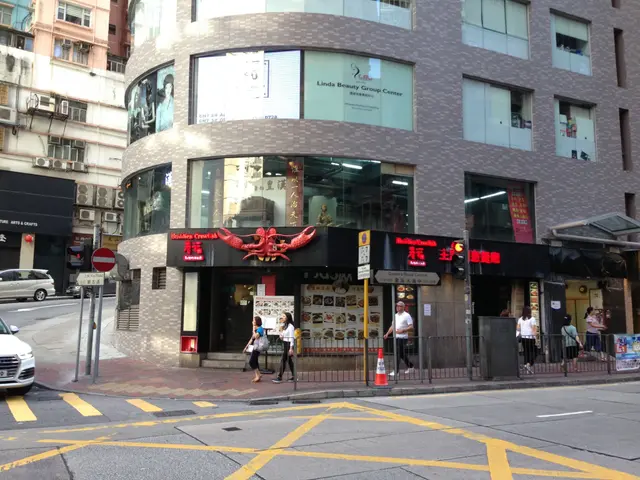 門口十分顯眼, ""大大""隻小龍蝦