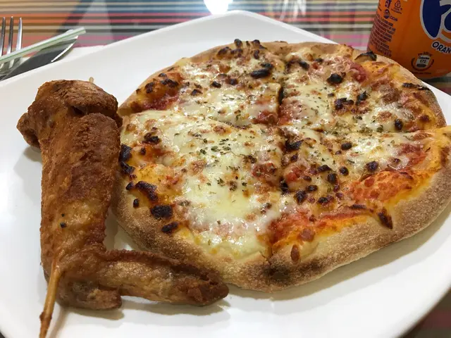 芝士薄餅配炸雞翼