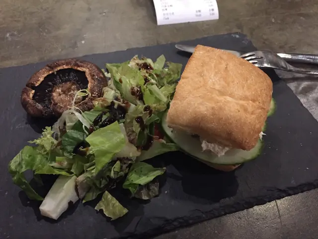 烤香草大啡菇配迷你蟹肉意大利包