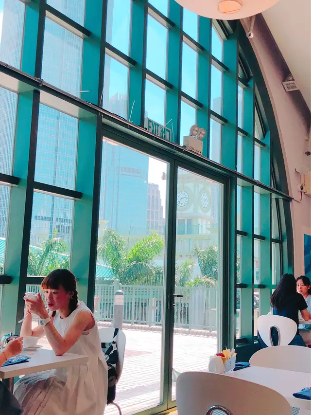 有外面嘅自然光照入餐廳