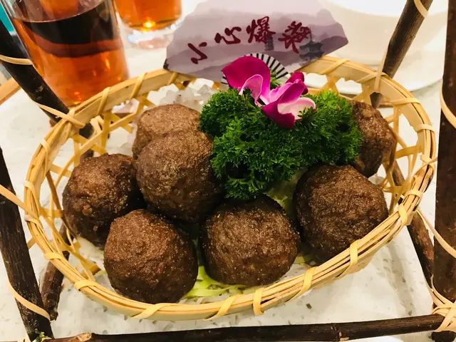 酥炸黑松露菌醬芝心乒乓球牛丸