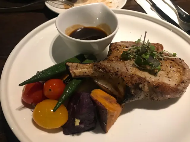 烤伊比利亞黑毛豬鞍法式黑醋蜜糖汁