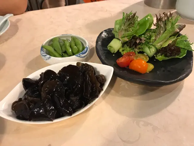 有機沙律菜伴芝麻醬、涼拌黑木耳、岩鹽花枝豆