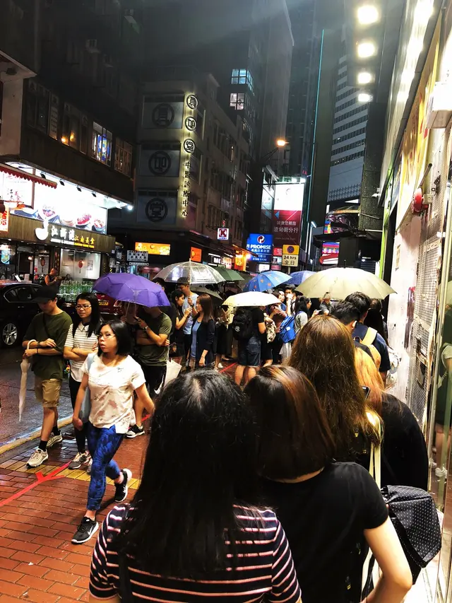 雨又來了,人們還是不離不棄。