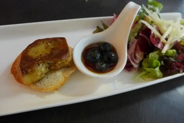 香煎法國鵝肝配焦糖酒醋藍莓