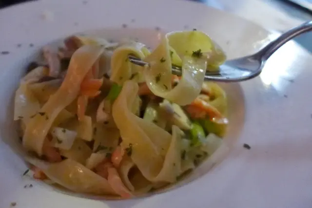 香草忌廉煙三文魚闊麵